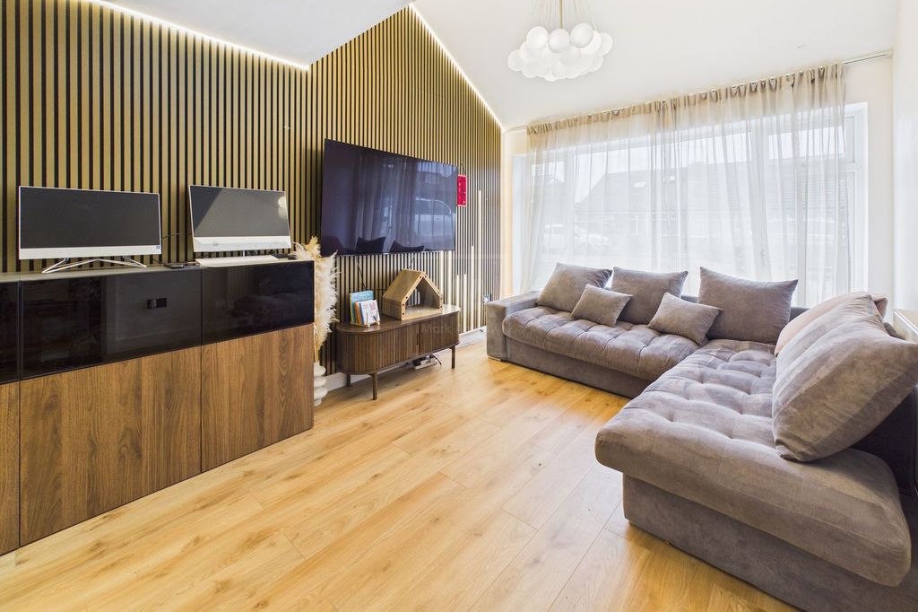 Property photo 2 of 14 Lounge