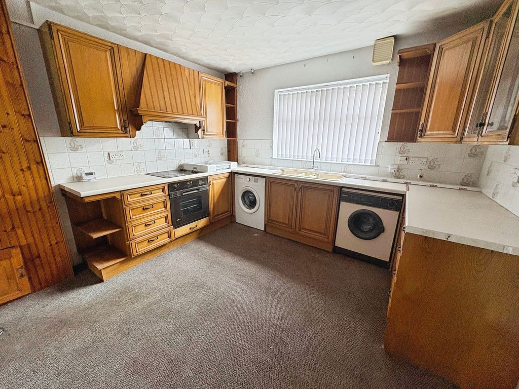 Property photo 3 of 16 Kitchen