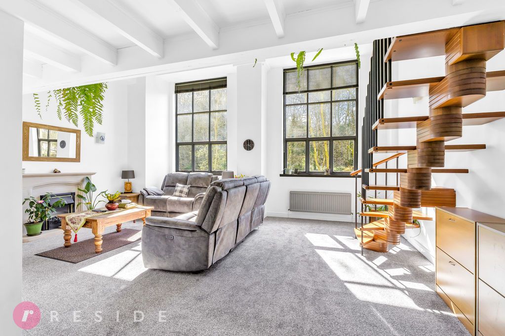 Property photo 3 of 21 Lounge / Dining Area