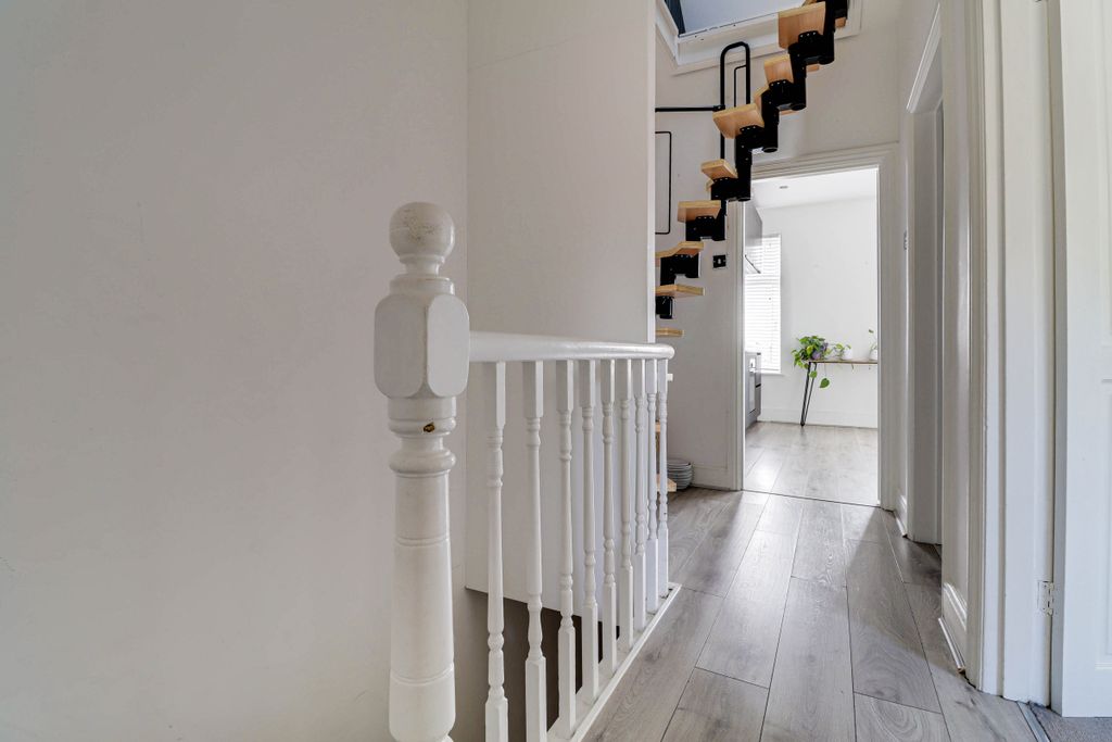 Property photo 2 of 11 Entrance/Landing