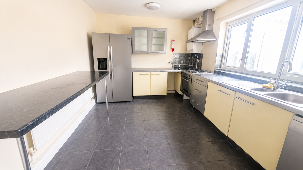Property photo 3 of 16 Kitchen
