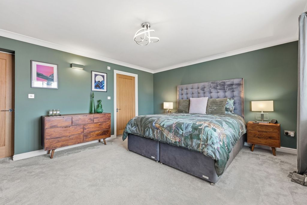 Property photo 3 of 33 Master