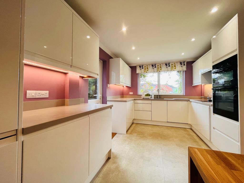 Property photo 3 of 11 Kitchen