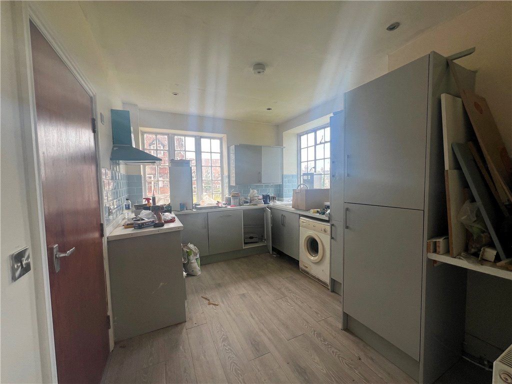 Property photo 3 of 10 Kitchen