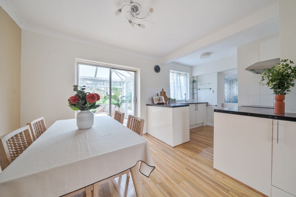 Property photo 3 of 19 1397037-16-698Cca...