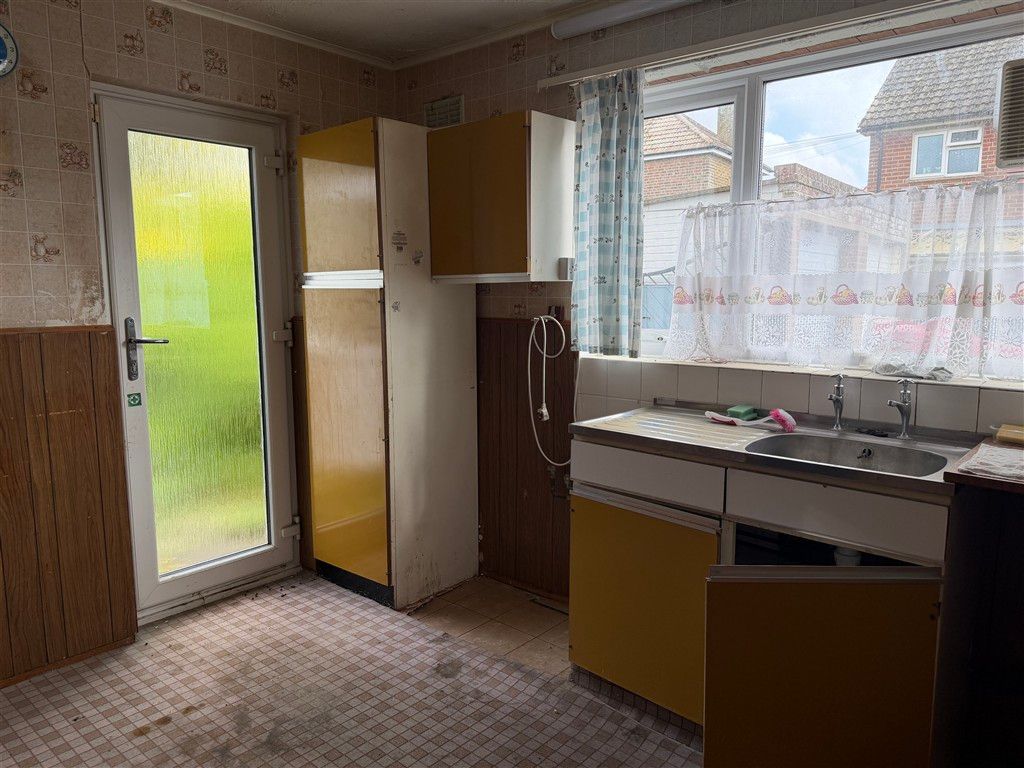 Property photo 3 of 10 Kitchen