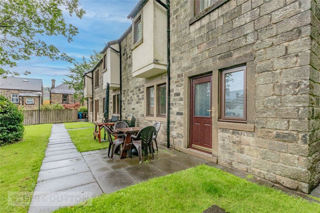 Property photo 2 of 15 Communal Gardens