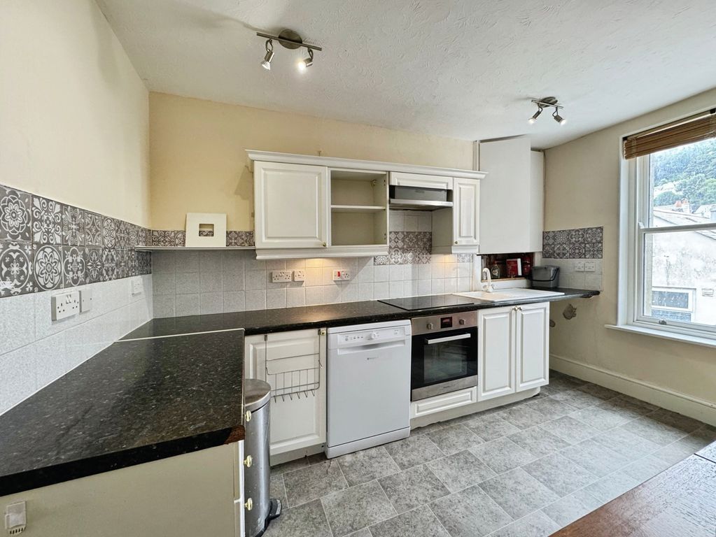 Property photo 3 of 19 Kitchen