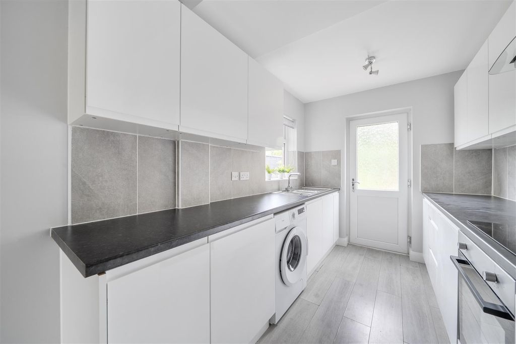 Property photo 3 of 17 Kitchen