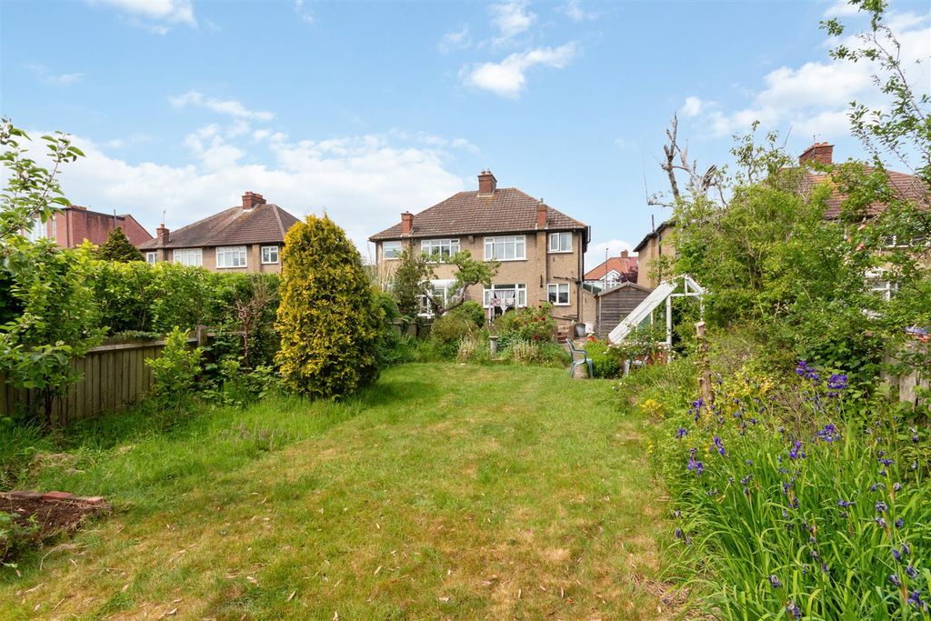 Property photo 2 of 12 Garden