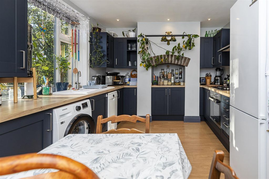 Property photo 3 of 25 Dining Kitchen