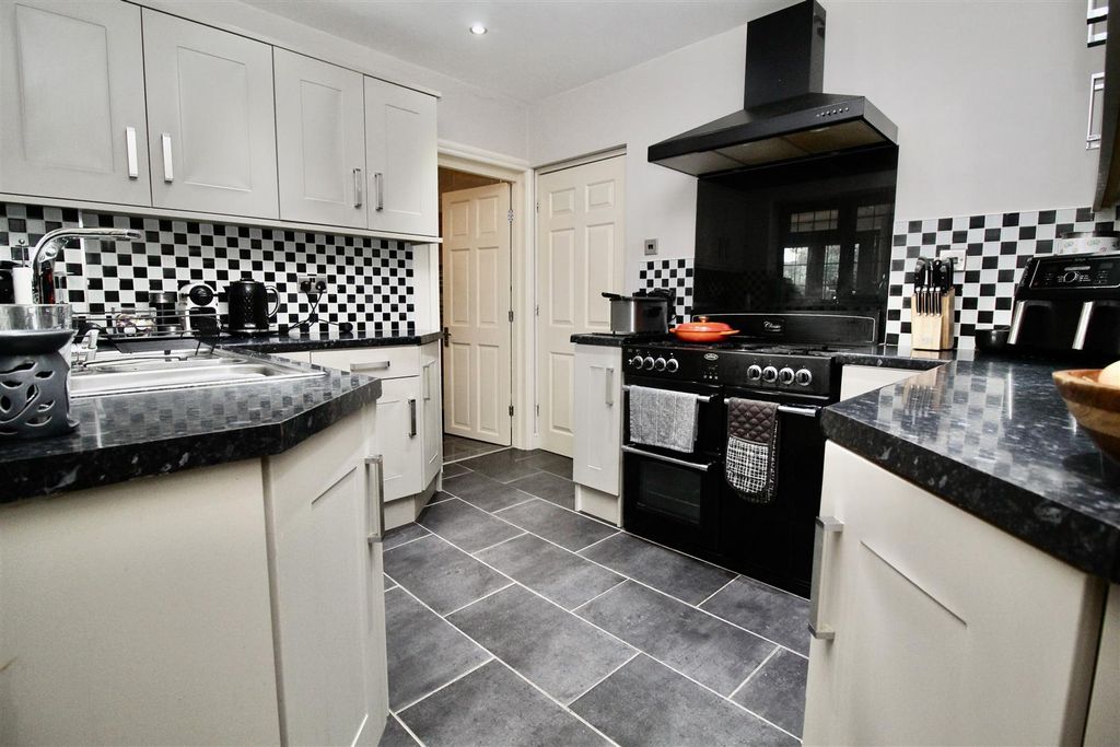 Property photo 3 of 23 Kitchen