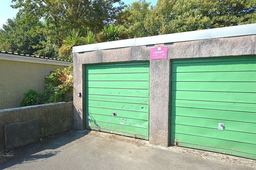 Property photo 1 of 1 Garage External