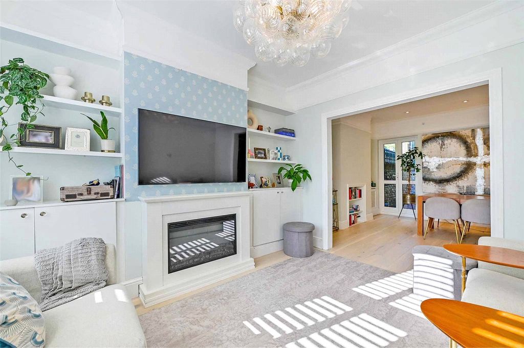 Property photo 3 of 18 Sitting Room