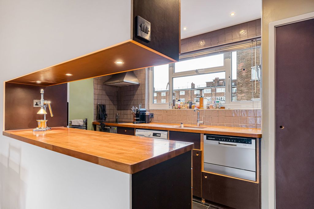 Property photo 3 of 17 Kitchen