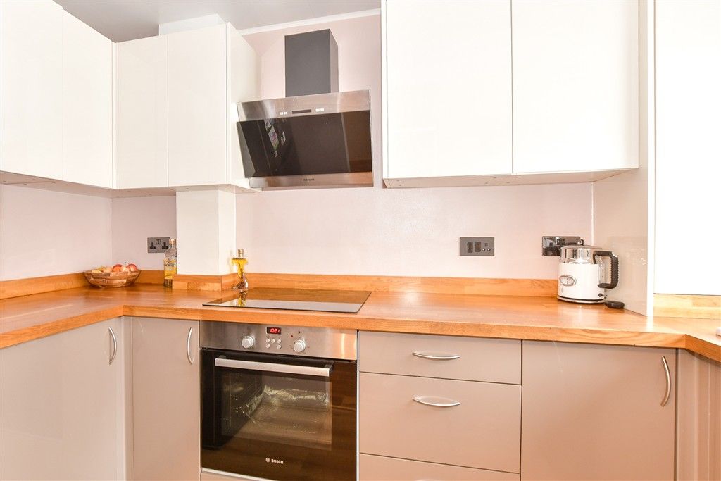Property photo 3 of 10 Kitchen