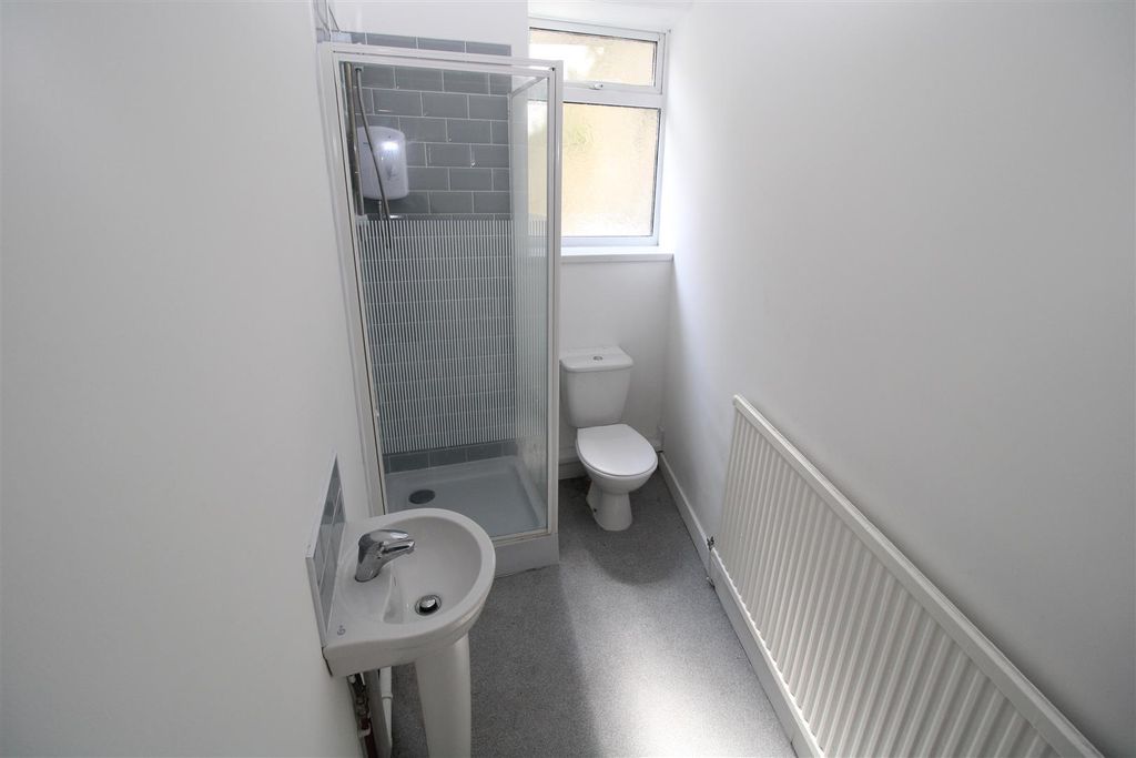 Property photo 1 of 7 71P - Bathroom 1.Jpg
