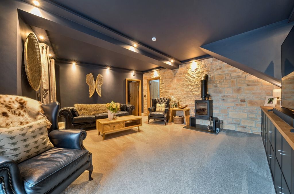 Property photo 3 of 60 1360380-94-68E9457Cceffb-Arw-1