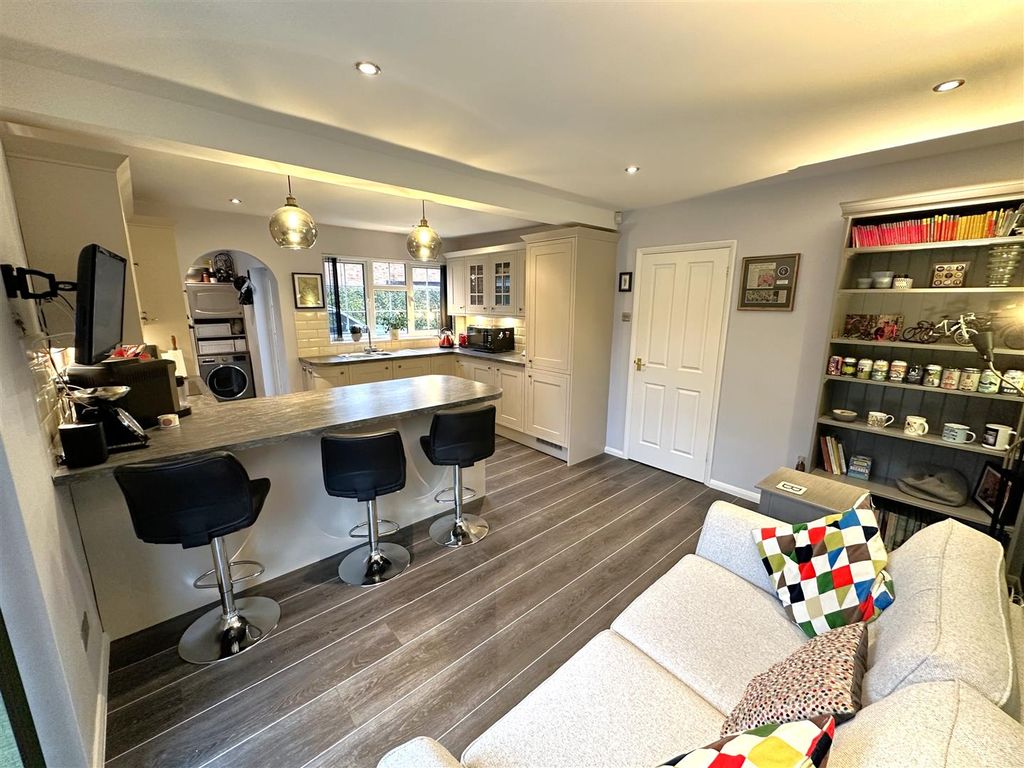 Property photo 2 of 27 Open-Plan Living/Dining Kitchen 056