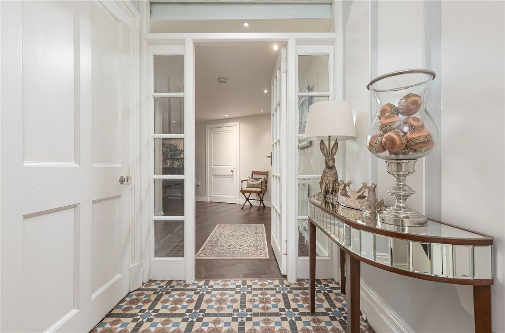 Property photo 3 of 21 Vestibule