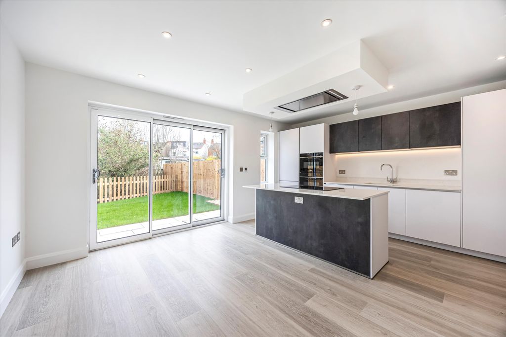 Property photo 3 of 18 Image