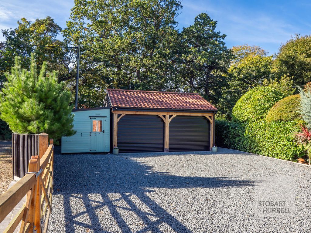 Property photo 2 of 20 Garage &amp; Parking