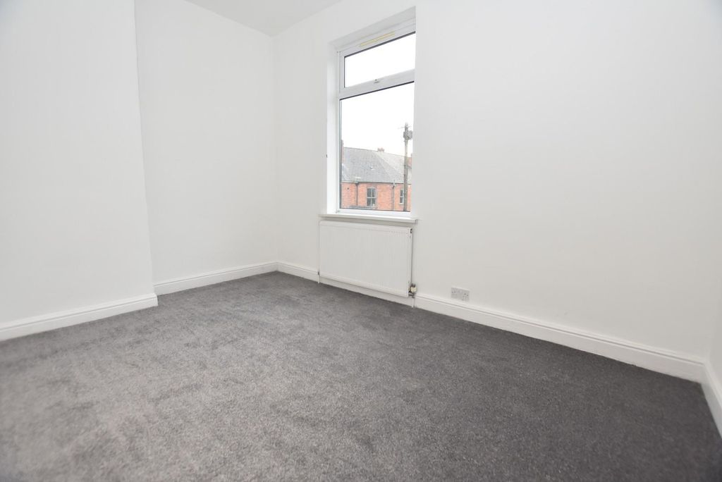 Property photo 1 of 8 Bed 1.Jpg