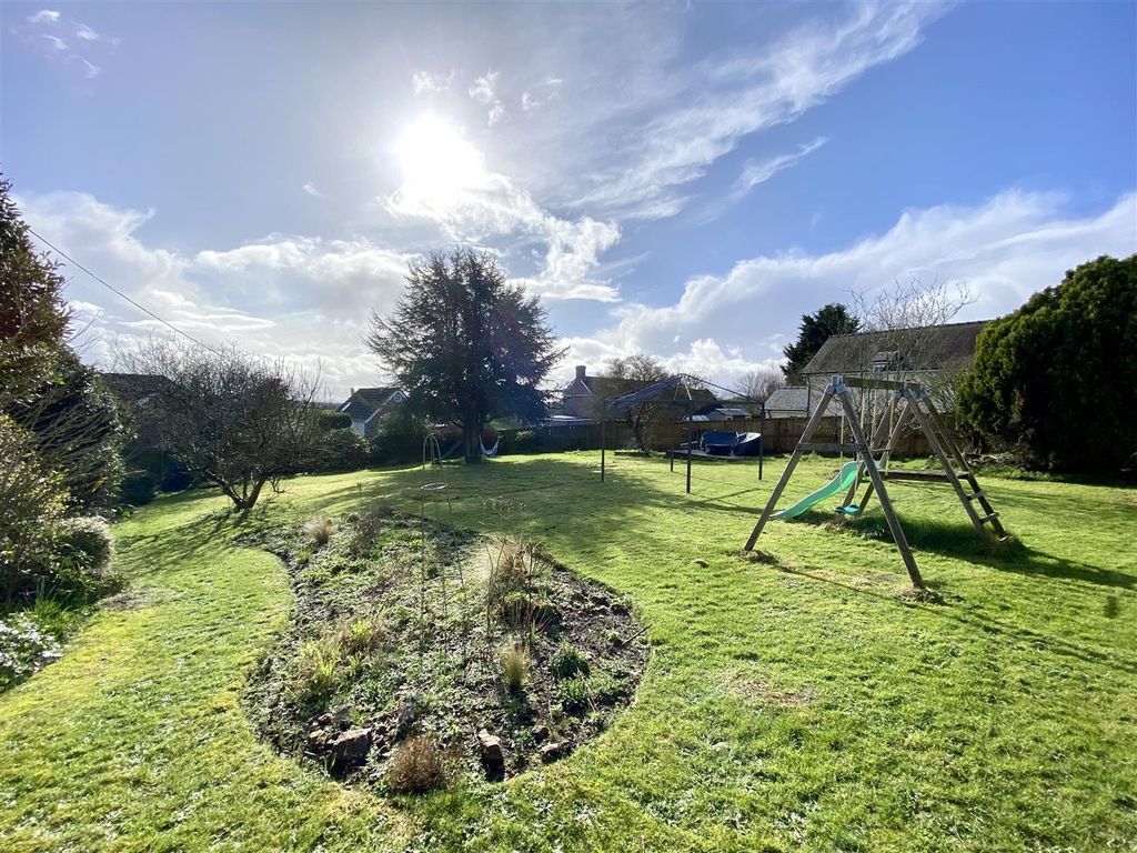 Property photo 2 of 44 Gardens