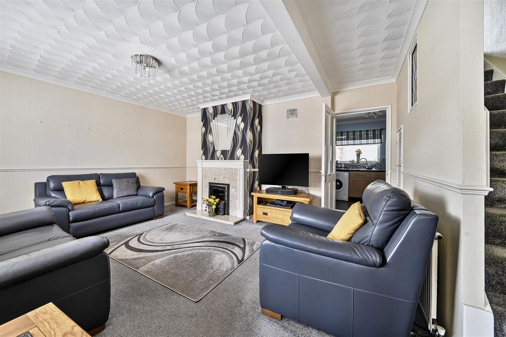 Property photo 3 of 20 Lounge