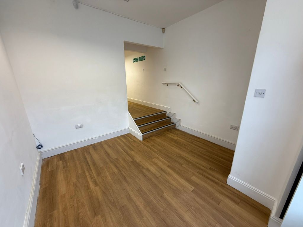 Property photo 3 of 9 Photo 7