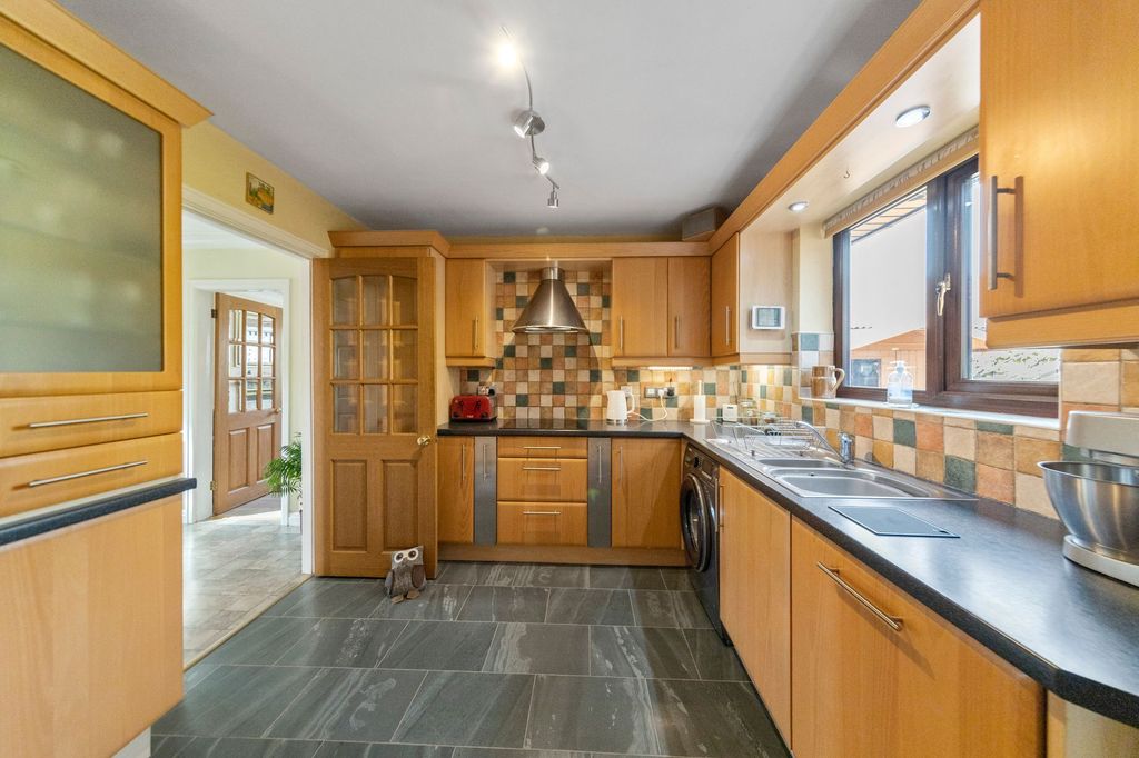 Property photo 2 of 39