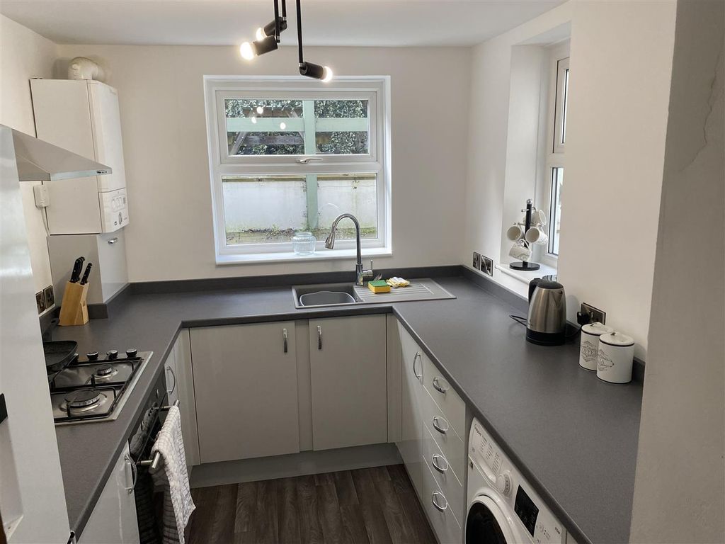 Property photo 2 of 33