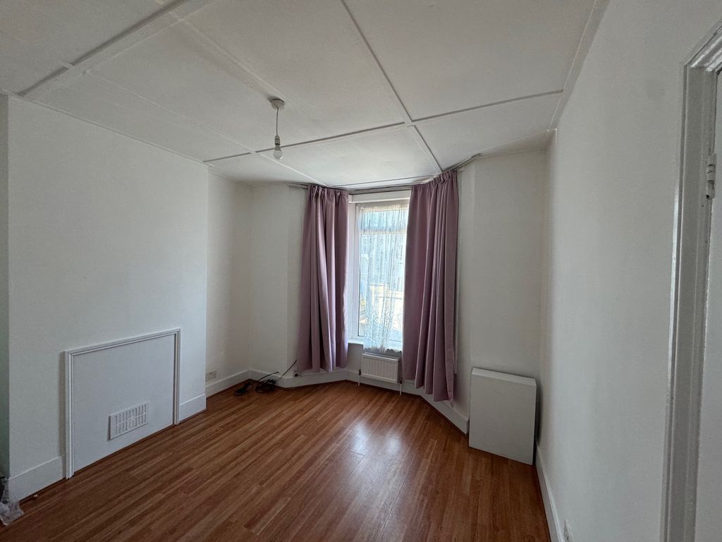 Property photo 3 of 11 36 London Rd Photo 2