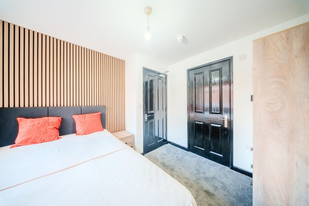 Property photo 2 of 6 Queens Road-21.Jpg