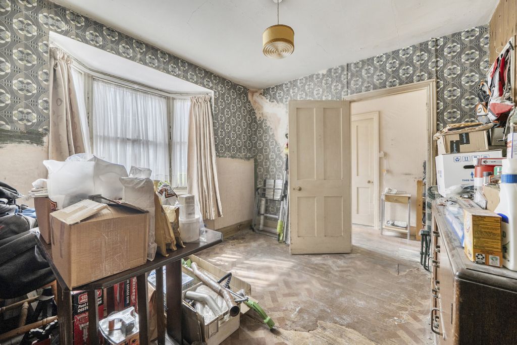 Property photo 3 of 18 1463205-7-6A185Ea...