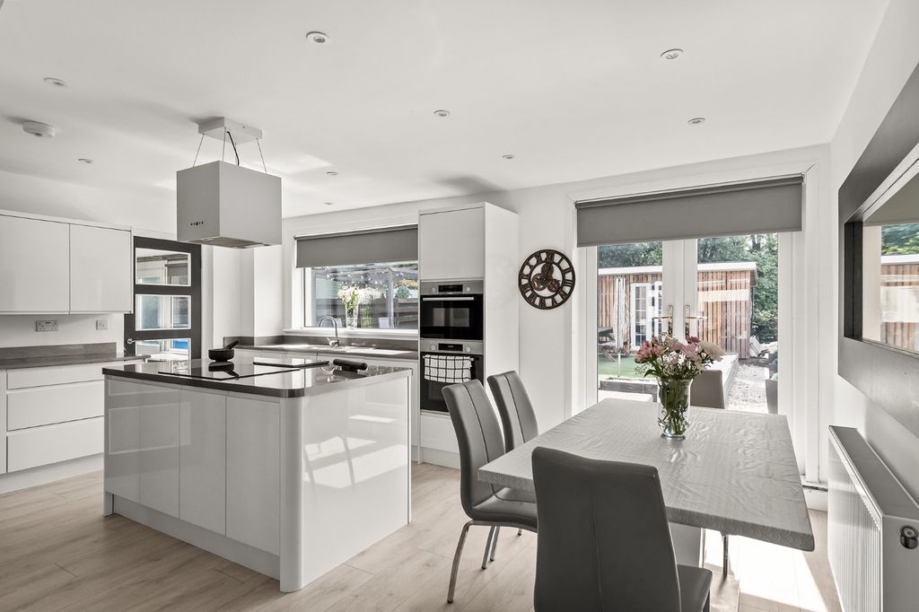 Property photo 2 of 28 5293576