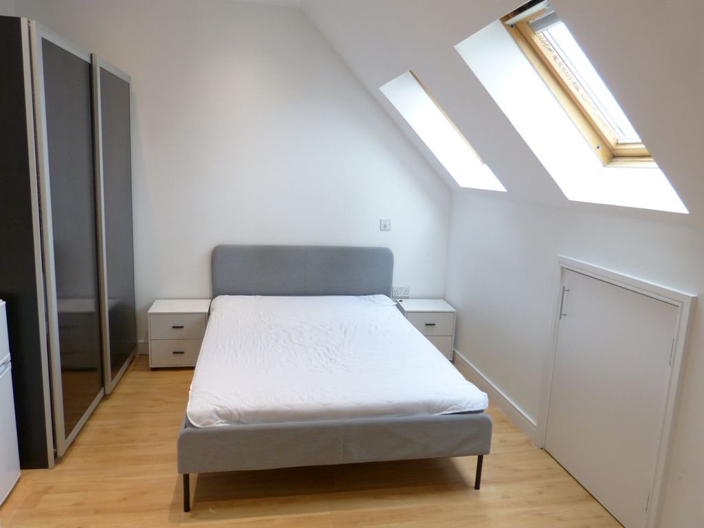 Property photo 1 of 5 Studio To Rent Simon Court, London Nw4