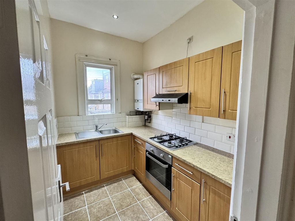 Property photo 3 of 7 Kitchen