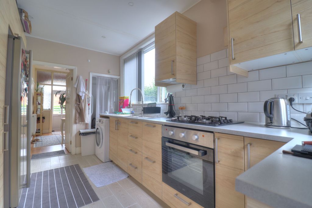 Property photo 3 of 11 Kitchen