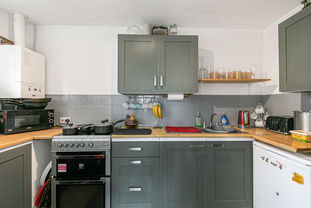 Property photo 3 of 11 Kitchen