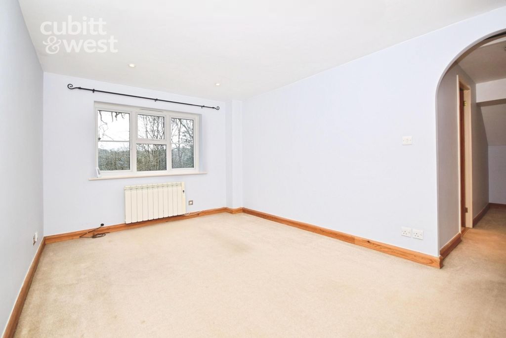 Property photo 3 of 14 Lounge