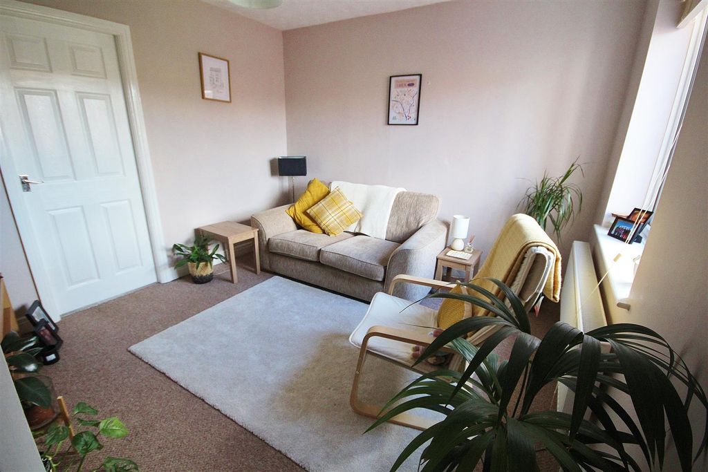 Property photo 2 of 10 Lounge