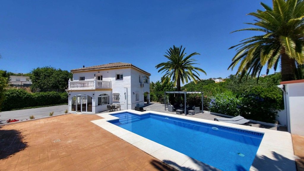 Property photo 1 of 20 Swimming Pool (2)