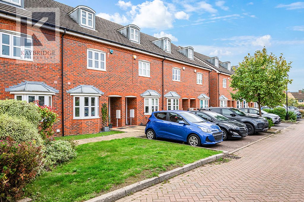 Property photo 2 of 19 Silvergate Ruxley Lane, Epsom - Kt19 9Gz