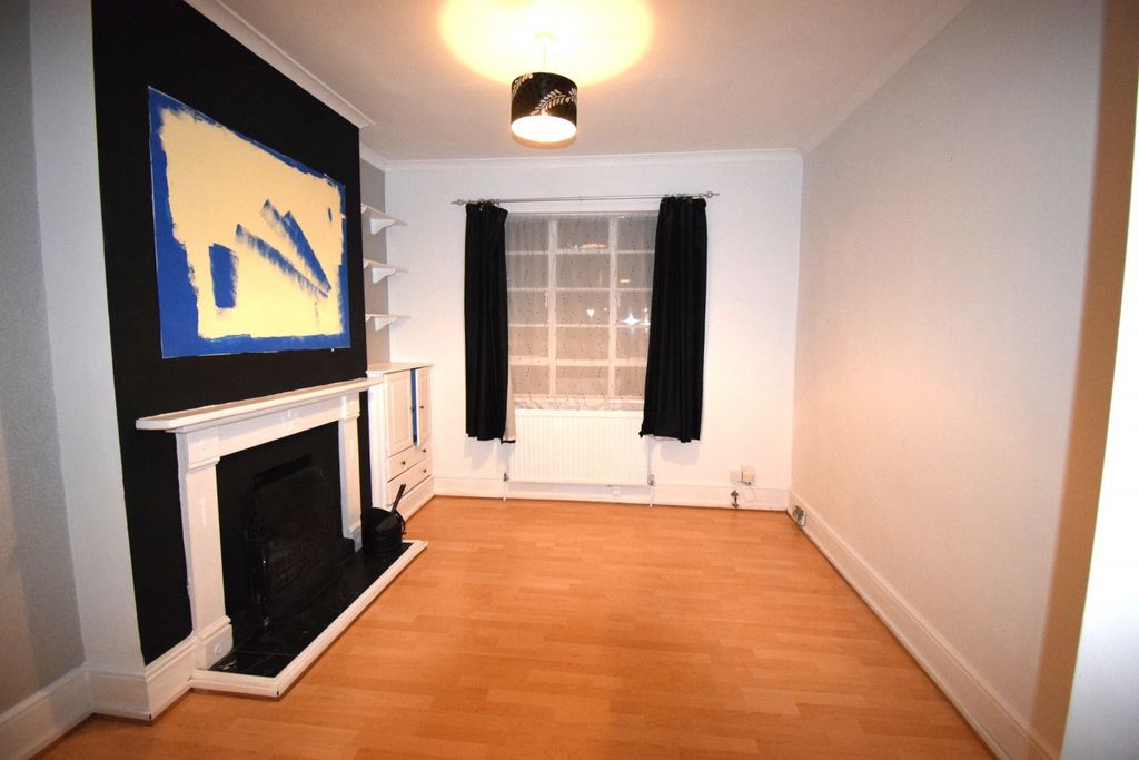Property photo 1 of 13 Four Bedroom House Ideal For Working Couples- £2750 Pcm
