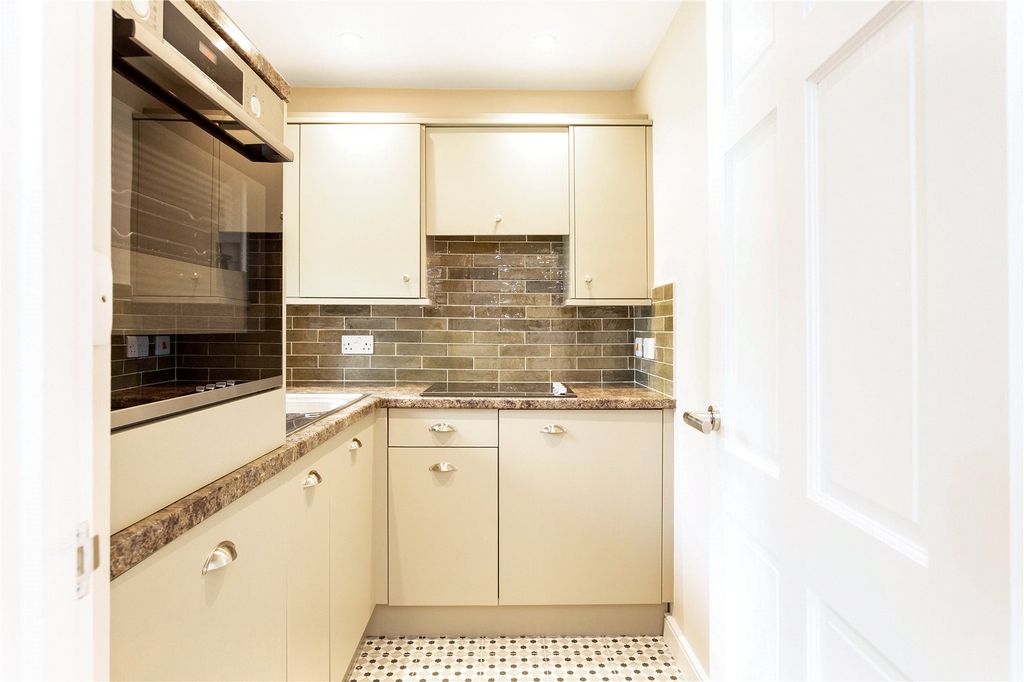 Property photo 3 of 10 Kitchen