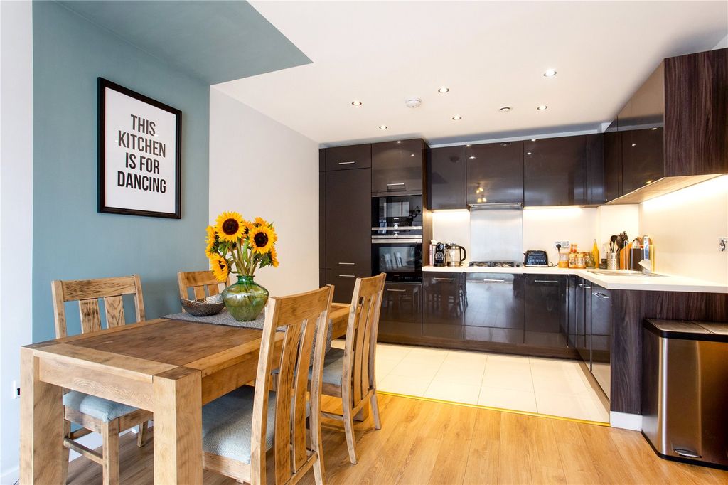 Property photo 3 of 8 Kitchen / Dining