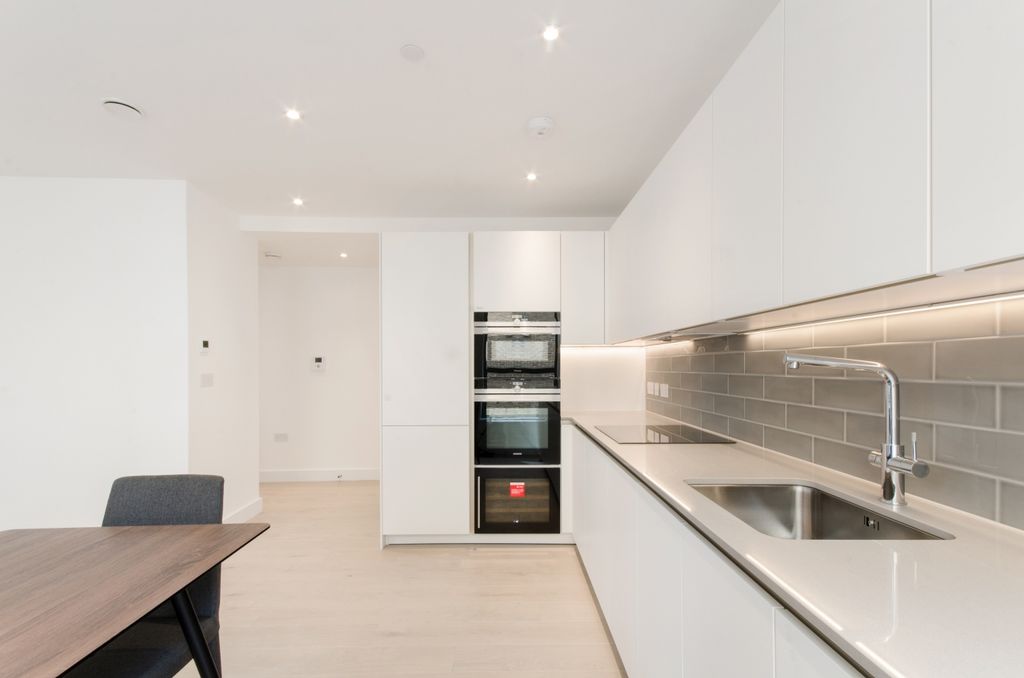 Property photo 3 of 10 Kitchen
