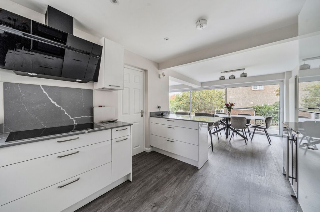 Property photo 2 of 23 1364503-21-68ee82...