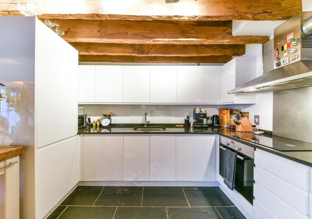 Property photo 2 of 10 Kitchen